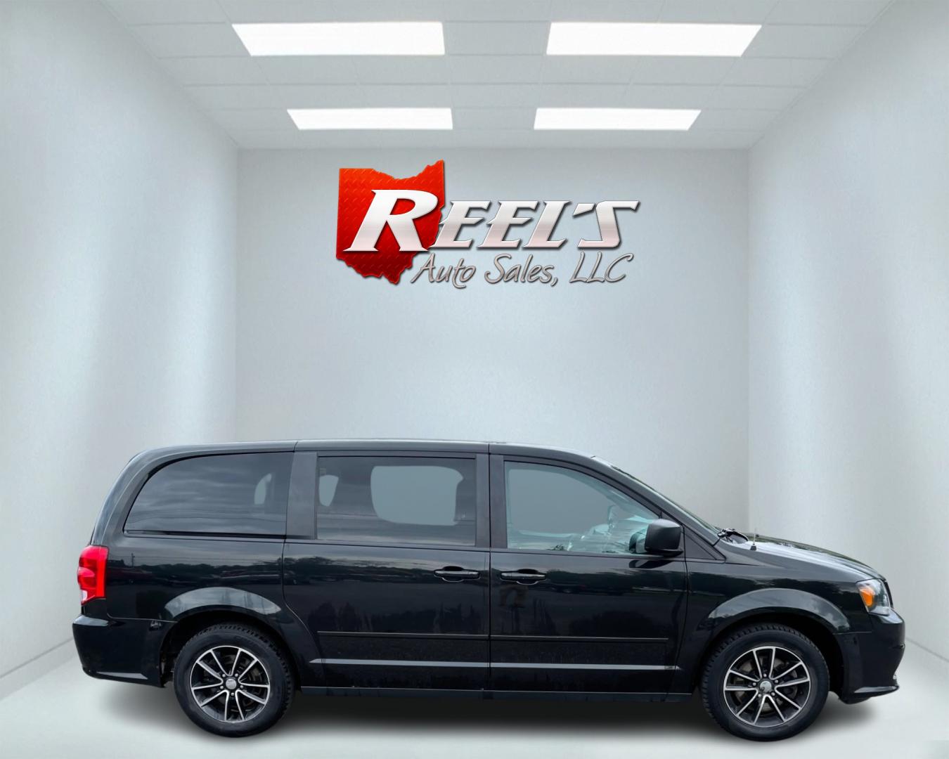 2015 Black /Black Dodge Grand Caravan SE Black Top (2C4RDGBG1FR) with an 3.6L V6 DOHC 24V FFV engine, 6-Speed Automatic transmission, located at 11115 Chardon Rd. , Chardon, OH, 44024, (440) 214-9705, 41.580246, -81.241943 - Photo#4